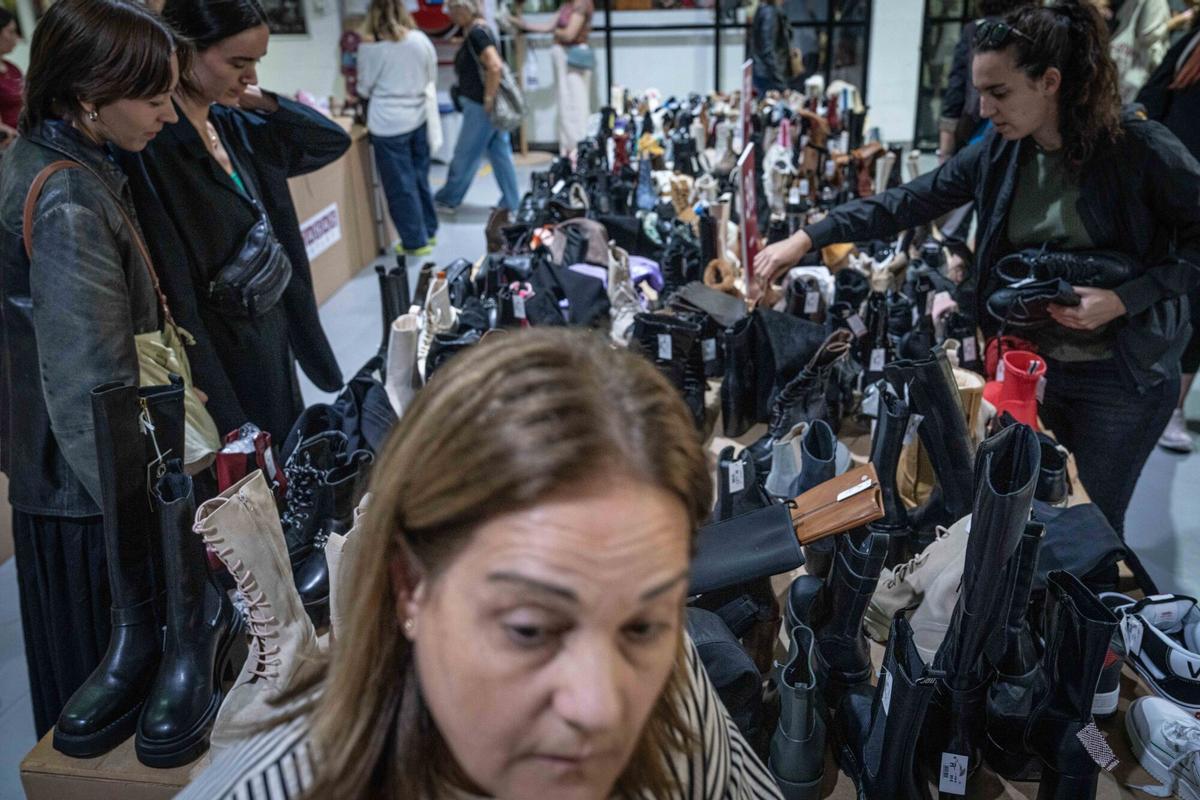 Ambiente en el outlet efímero de la cadena de zapaterías Casas, que ofrece descuentos en marcas como Converse, Aro o Camper, en Barcelona, el 22 de octubre de 2025.