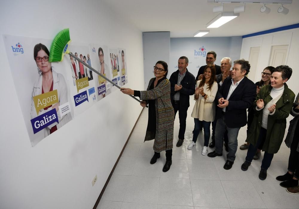 Elecciones Generales 2019 | Pegada de carteles para el 28A en Pontevedra