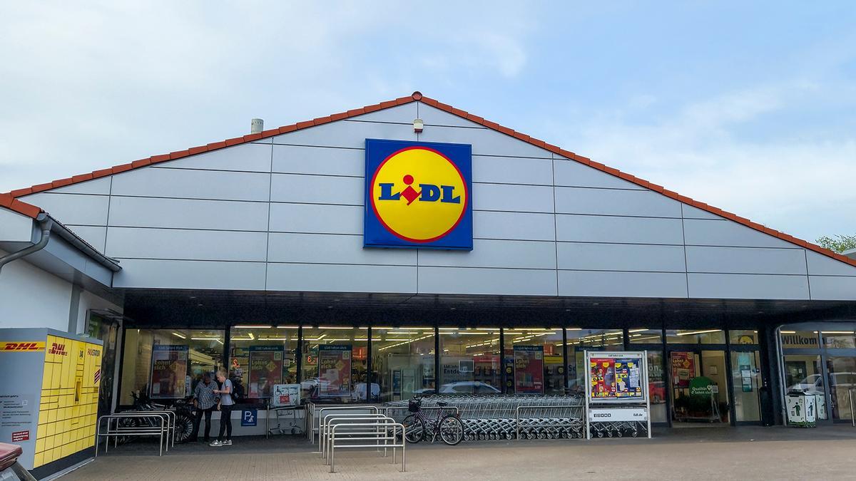 Aterriza en Lidl en las próximas horas la barra calienta toallas de Lidl que se pone en el baño sin instalación: también vale para que la ropa esté caliente por la mañana