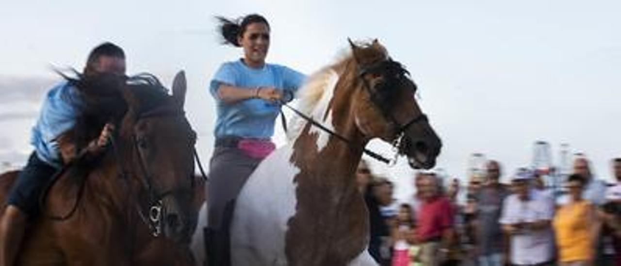 Una de las carreras de caballos en Pinedo.