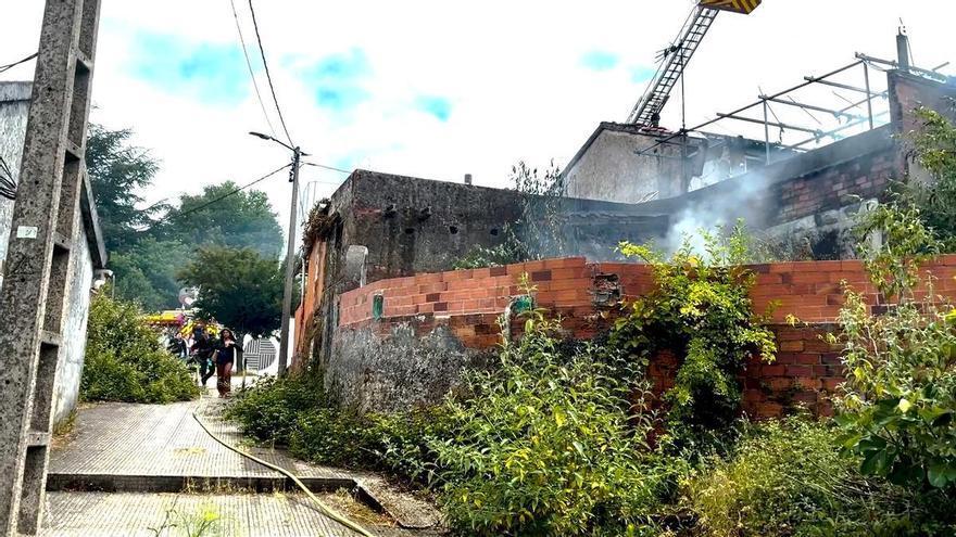 Incendio en una vivienda okupada de Santiago: desalojado el colegio Quiroga Palacios