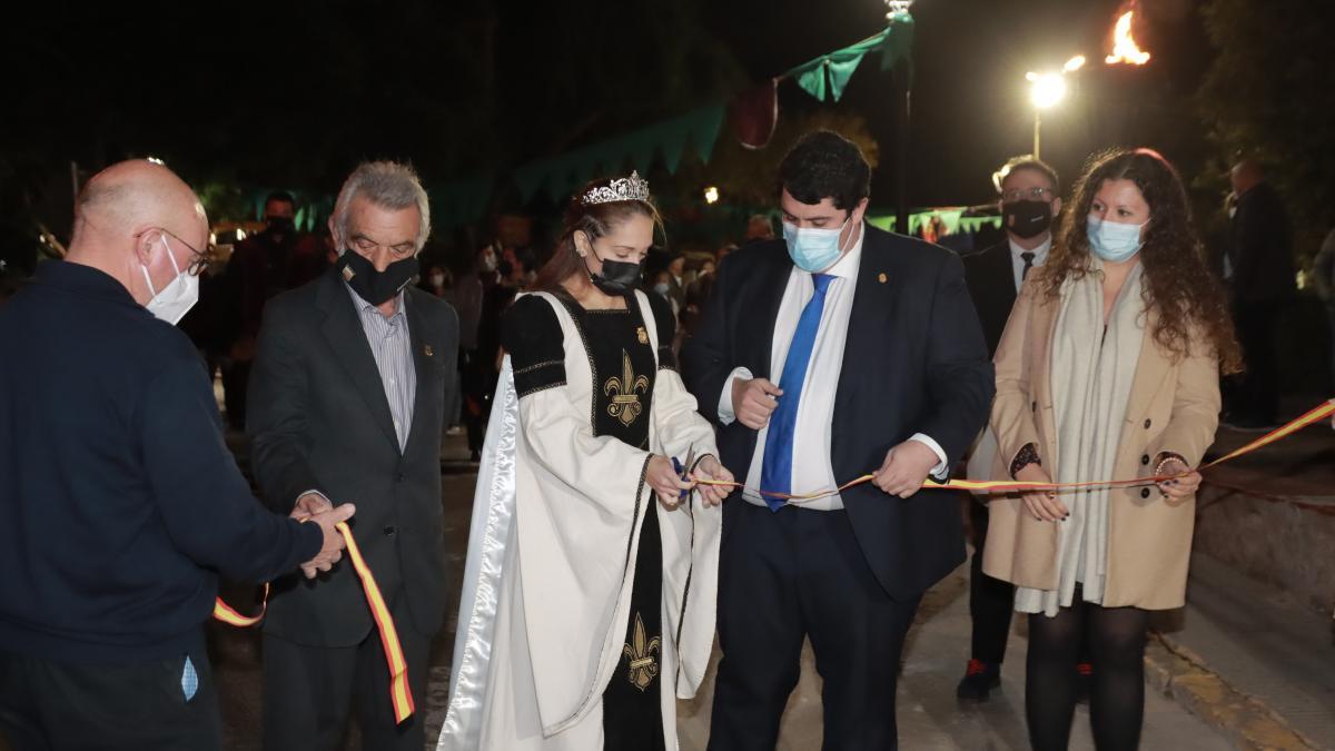 Instante en el que las autoridades han cortado la cinta inaugural de la feria.