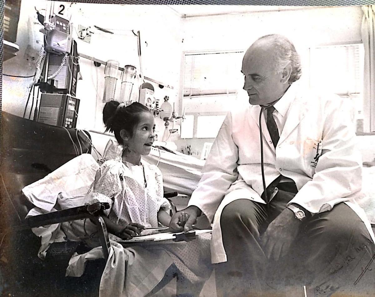 Arantxa Sánchez, recién trasplantada, cuando tenía 9 años, junto a Manuel Concha, en el hospital Reina Sofía.