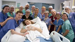Isabel Quiroga, con el equipo médico, los padres -Grace y Angus Davidson- y el bebé Amy Isabel tras el parto.