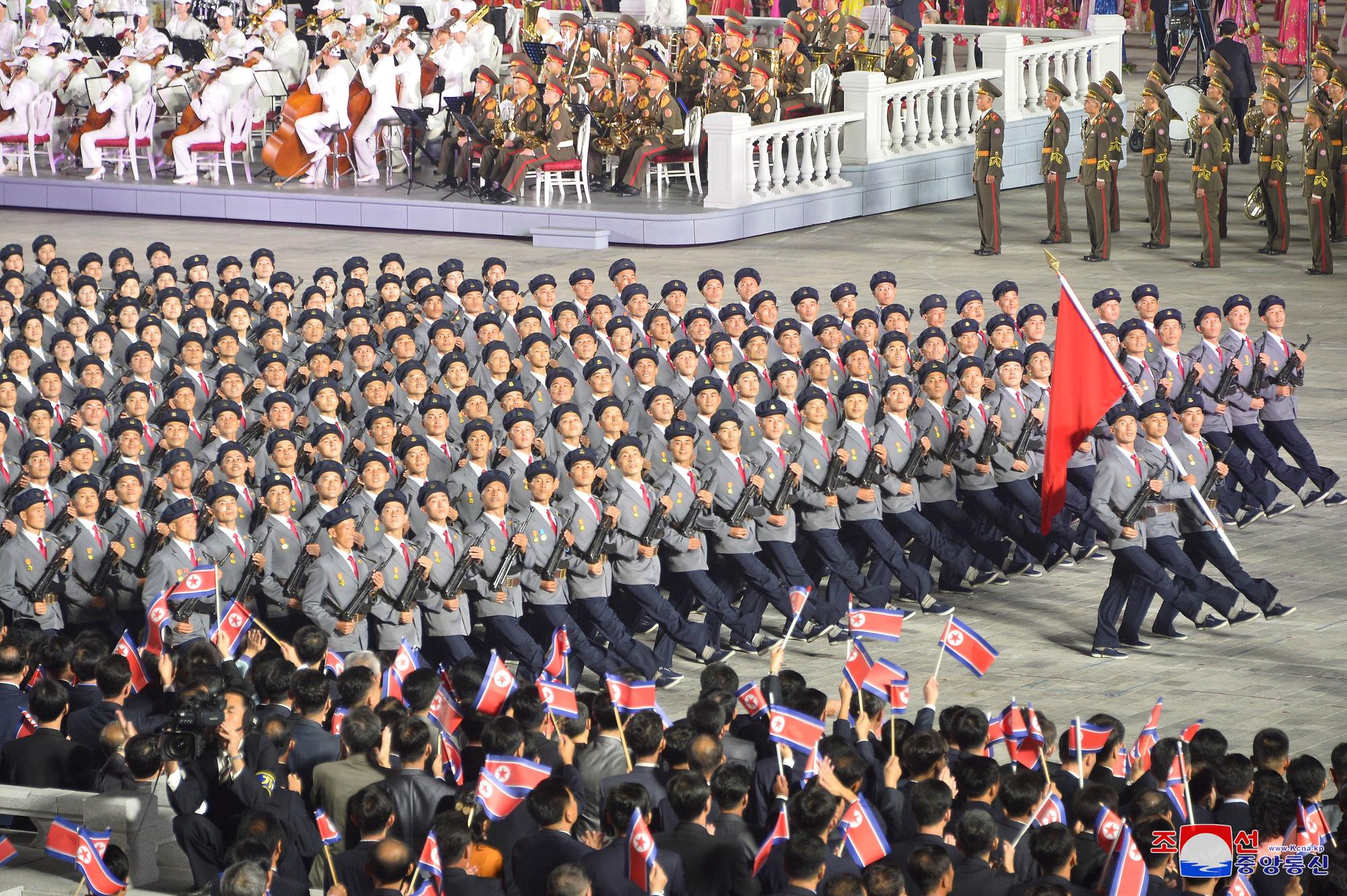 Desfile militar en Corea del Norte por el 73 aniversario del país