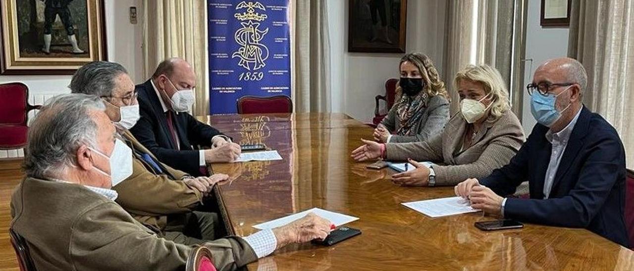 Representantes del PPCV se reúnen con los miembros del Casino de Agricultura.