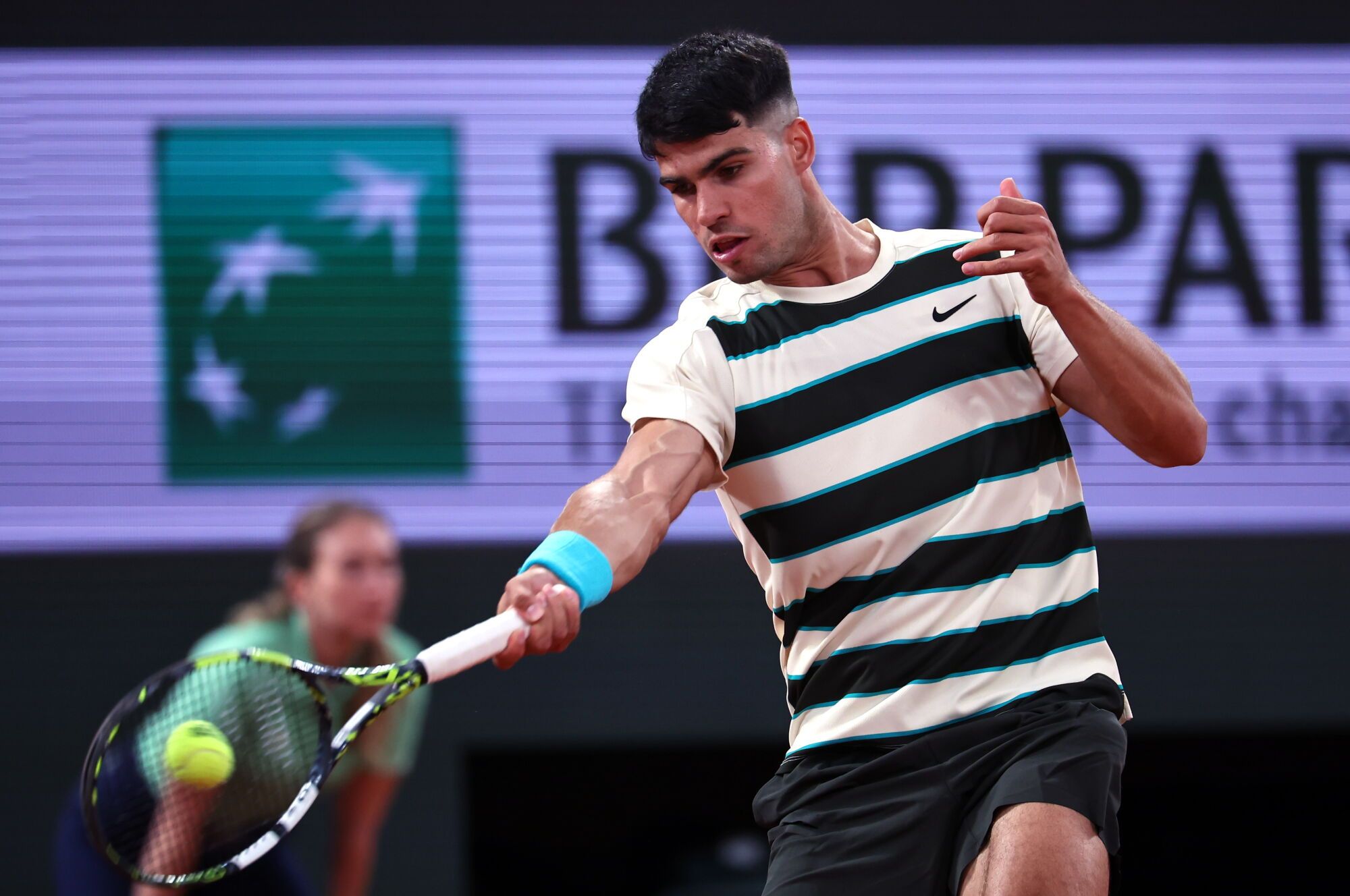 PARIS (France), 28/05/2025.- Carlos Alcaraz of Spain in action during his Men's 2nd round match against Fabian Marozsan of Hungary at the French Open Grand Slam tennis tournament at Roland Garros in Paris, France, 28 May 2025. (Tenis, Abierto, Francia, Hungría, España) EFE/EPA/CHRISTOPHE PETIT TESSON