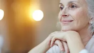 ¿Por qué la salud bucal femenina es más vulnerable en la menopausia y qué se puede hacer?