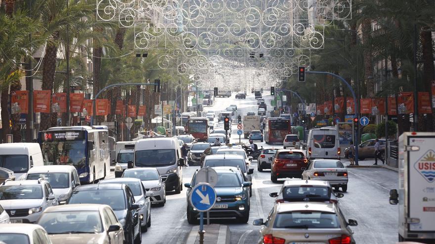 Colapso en Alicante tras el corte al tráfico por obras de todo el frente litoral