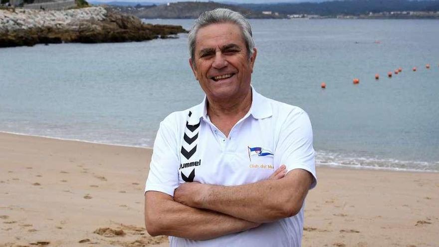 El coruñés, de 75 años, posa en la playa de San Amaro.