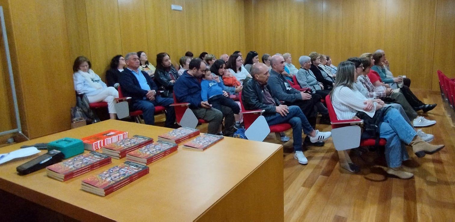 El acto de presentación de «As trobadoras silenciadas», segundo poemario de la viguesa Clara Pino, con ilustraciones de la valguesa Ángeles Garrido.