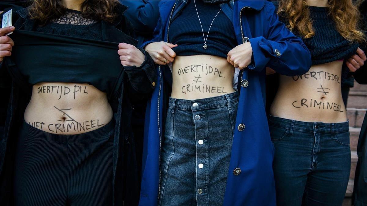 ’La pastilla del día después no es un crimen’ escrito en el abdomen de mujeres en una protesta en la Haya, Holanda.