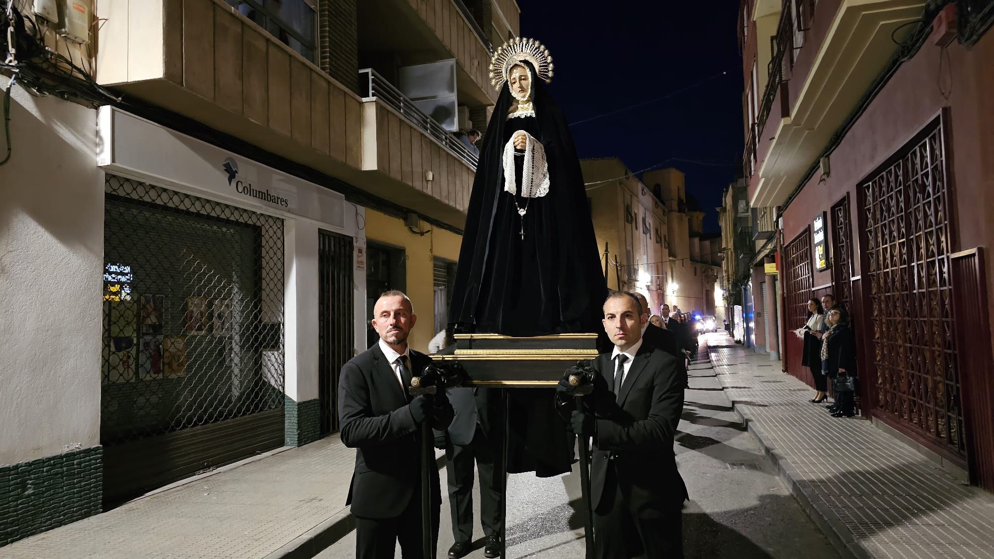 La procesión más corta y traslado de imágenes del Santo Entierro en Orihuela