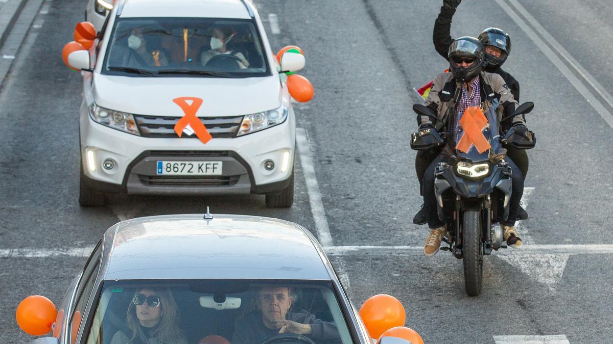 La protesta contra la ley Celaá llena de coches el centro de Alicante