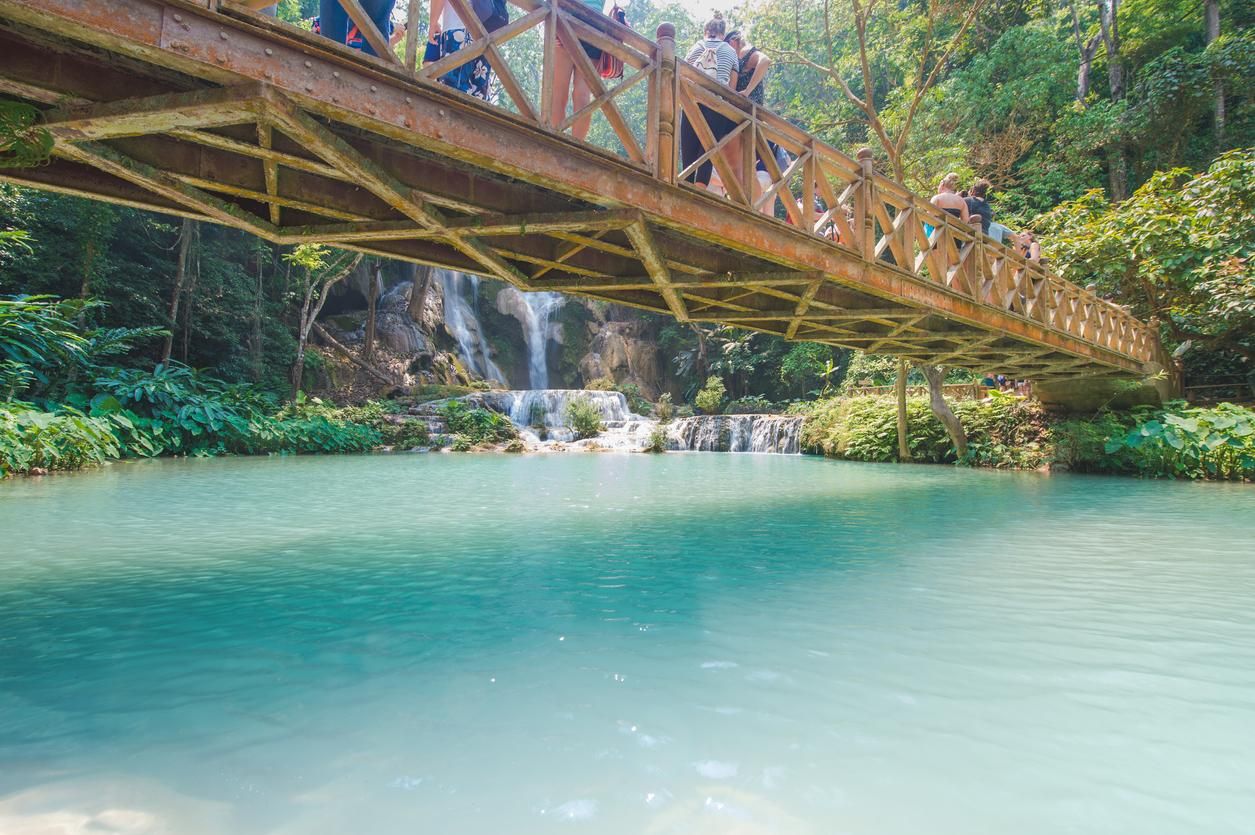 Puente frente a la cascada de Kuang Si Falls