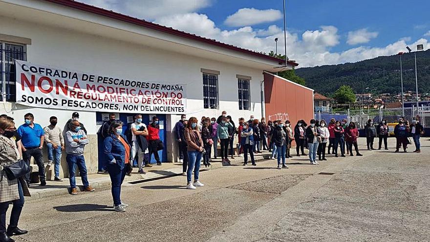 En Moaña la concentración fue delante de la lonja de Meira.   | // FDV