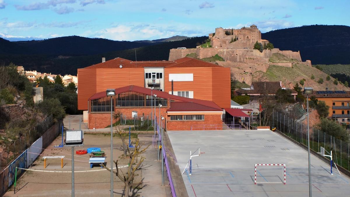 Vista general de l'edifici de l'escola Patrocini de Cardona