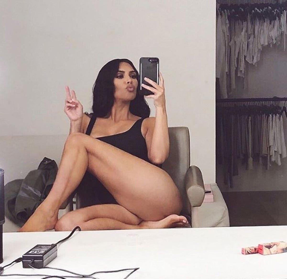 Kim Kardashian y su selfie frente al espejo enseñando 'jamón'