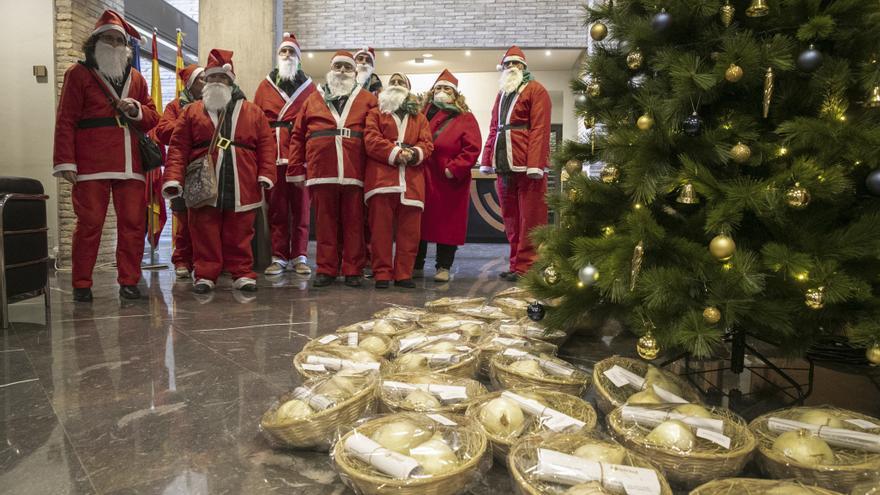 Adislaf entrega cebollas al cuatripartito en protesta por el millón de euros que se les adeuda