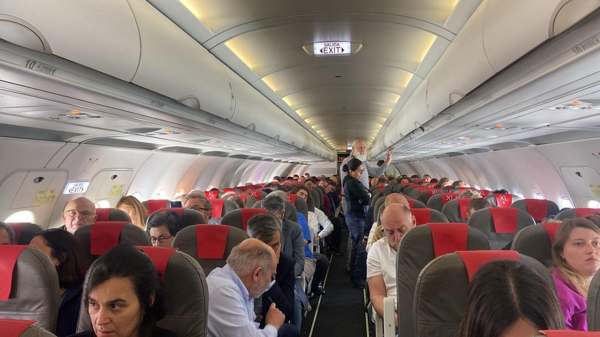 Los viajeros del avión de Iberia llevan tres horas y medio de retraso dentro de la aeronave