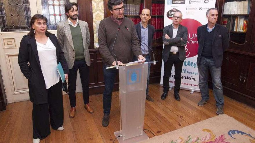 Alberto Lema y Xosé Regueira, junto a representantes del Fórum y de Estrella Galicia.