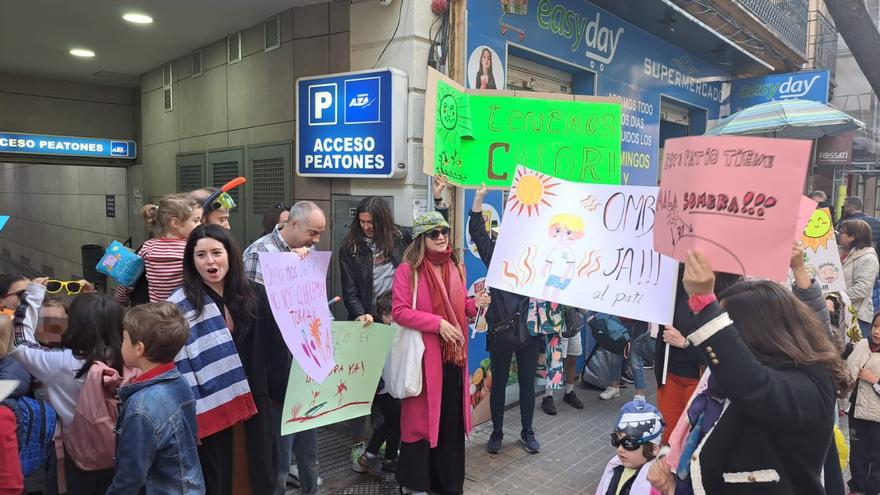 Protesta en el colegio San Juan de Ribera: &quot;Queremos jugar no nos queremos torrar&quot;