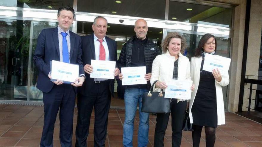 Los representantes de las cinco empresas que recibieron los premios &quot;Sanxenxo Calidad Turística&quot;. // R.V.