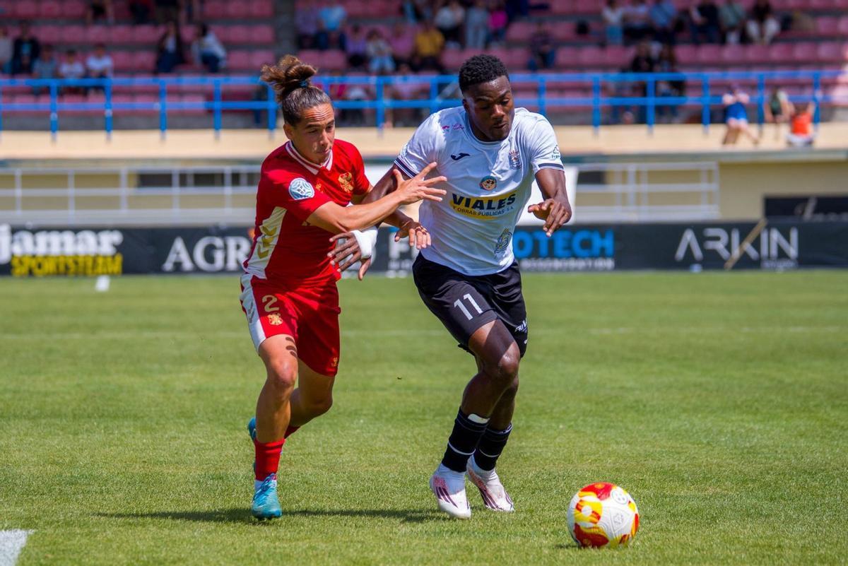Jesús Belza y Eghosa, en una jugada del partido de ayer en La Fuensanta.