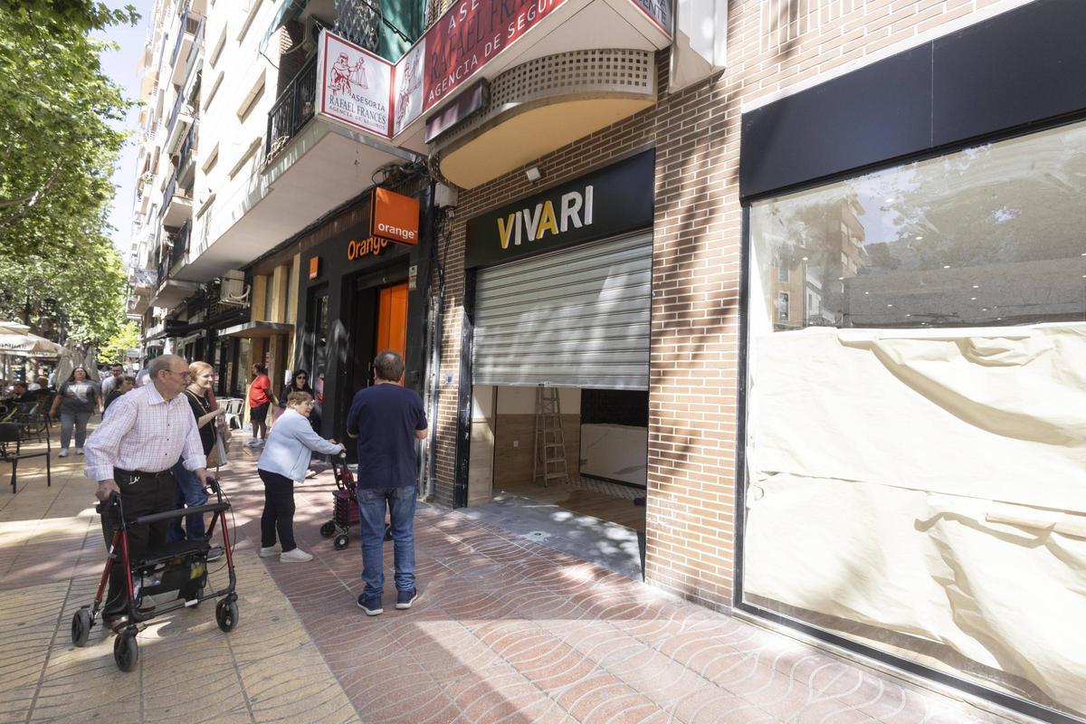 Un grupo de viandantes observa las obras en el local donde va a abrir Vivari, en plena Albereda de Xàtiva.