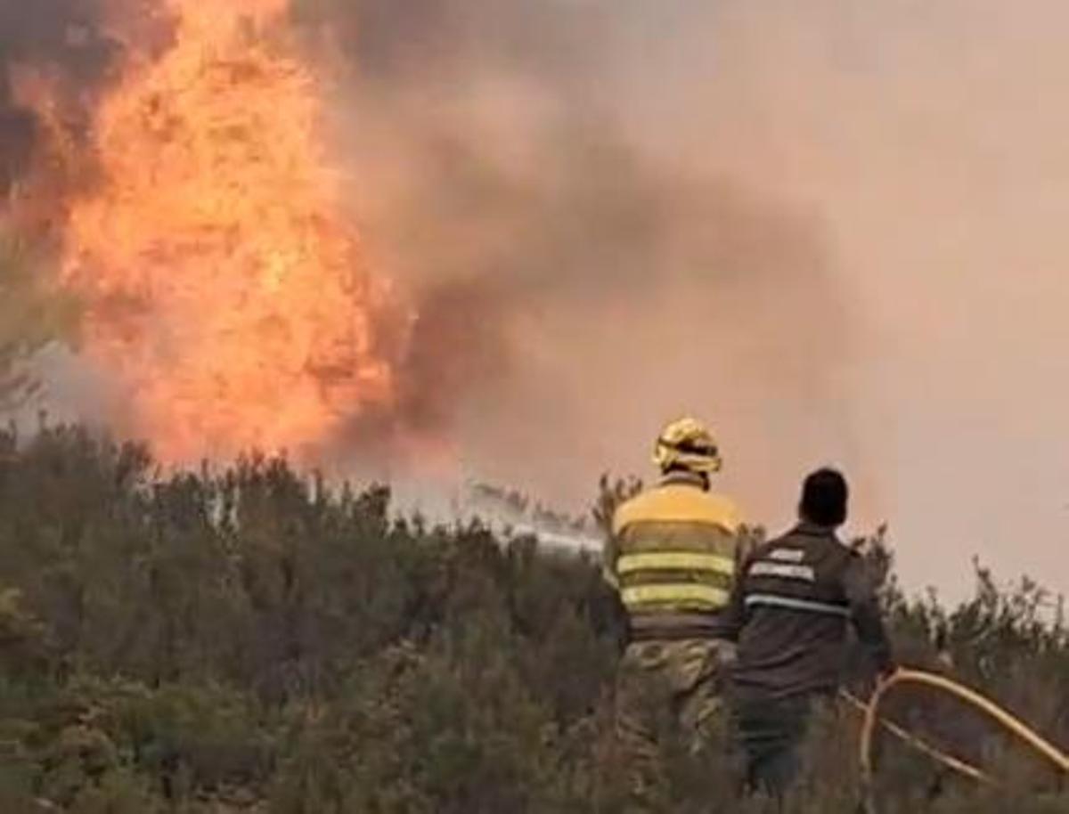 Dos operarios del dispositivo trabajan en las labores de extinción del fuego.