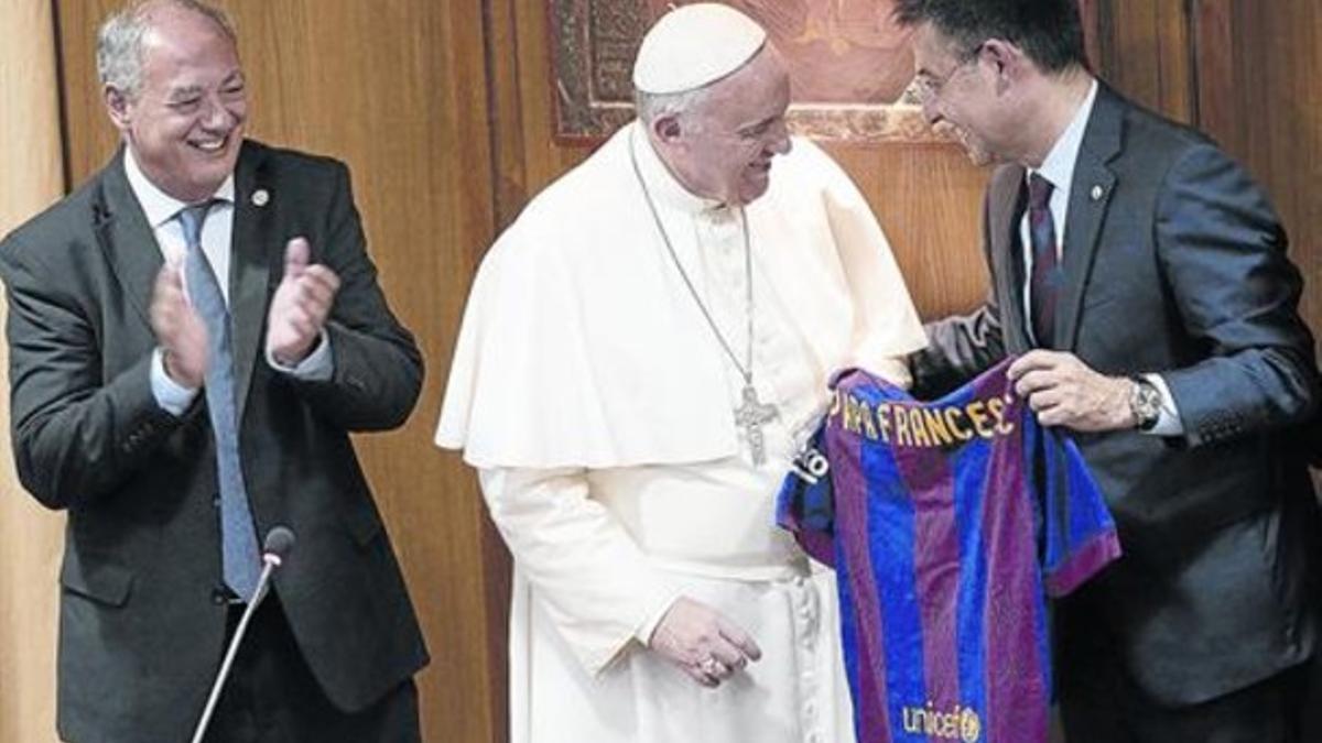 El Papa recibe una camiseta del Barça con su nombre de manos de Bartomeu, ayer, en el Vaticano.