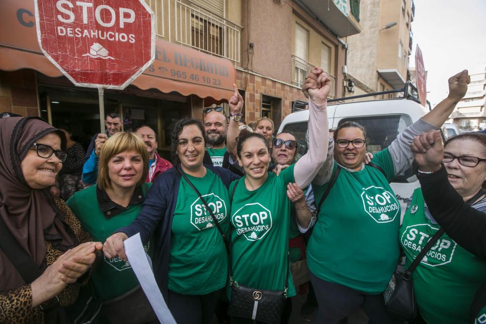 La PAH frena un desahucio en Elche