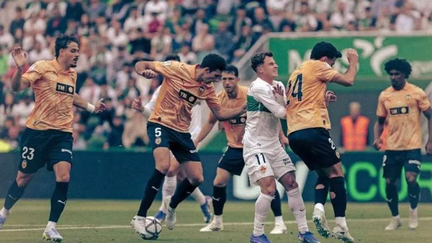 El Elche arrebata los tres puntos al Valencia en el Martínez Valero