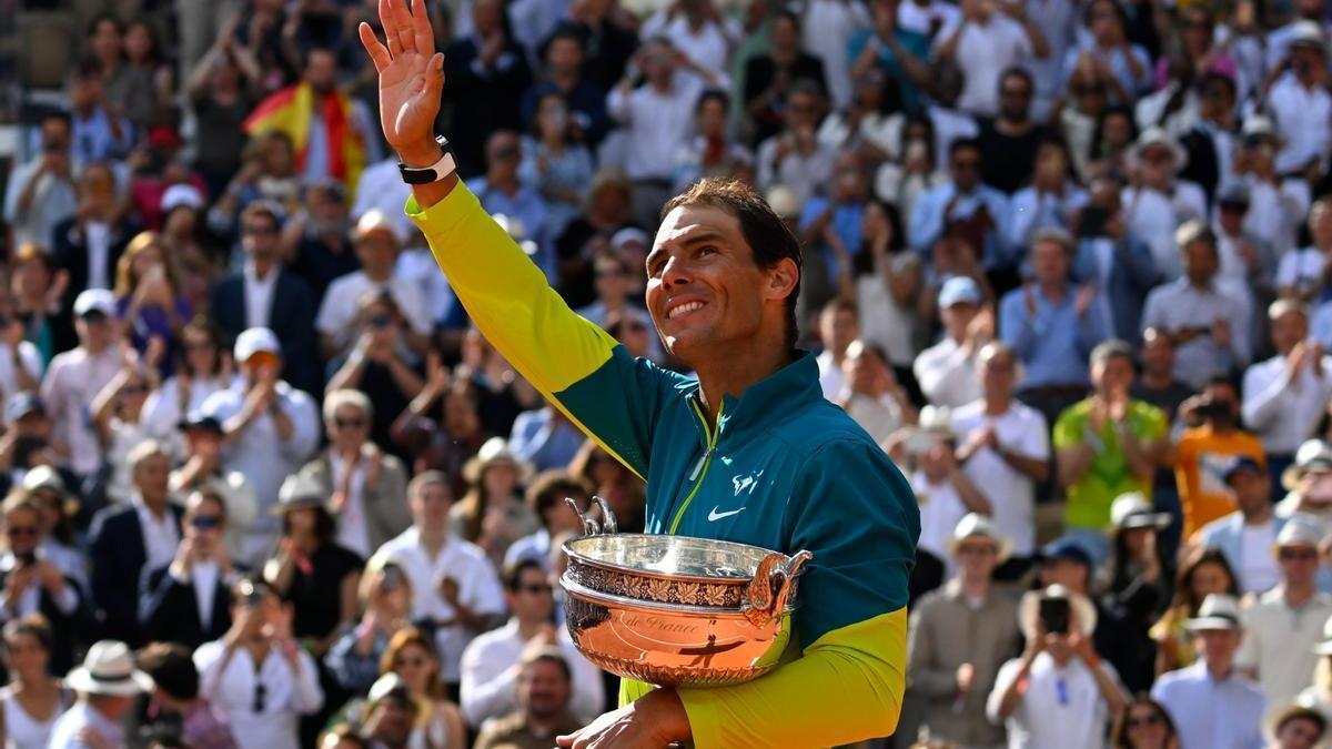 Rafa Nadal saluda al público de la Philippe Chatrier con su decimocuarta 'Copa de los Mosqueteros'