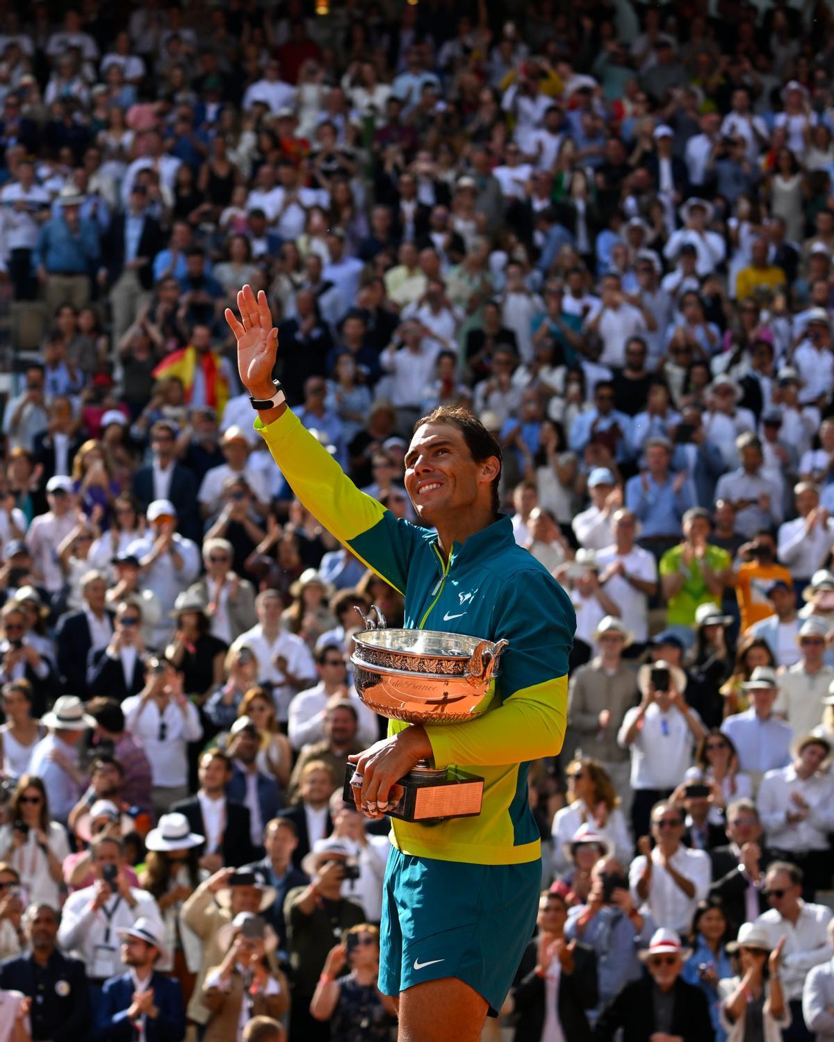 Rafa Nadal saluda al público de la Philippe Chatrier con su decimocuarta 'Copa de los Mosqueteros'