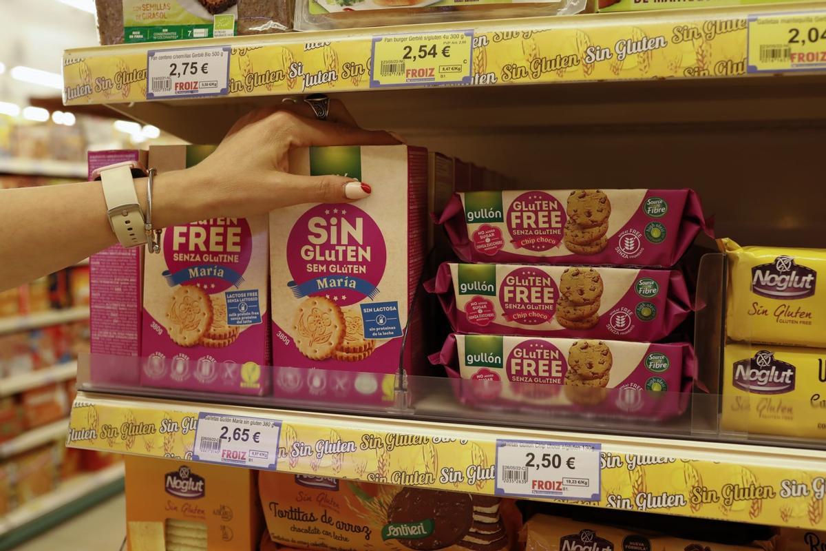 Galletas María y otros productos para celiacos en un supermercado de Zamora
