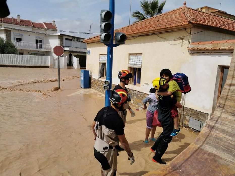 Efectivos de bomberos y de la Unidad Militar de Emergencias rescatan a vecinos en Los Alcázares