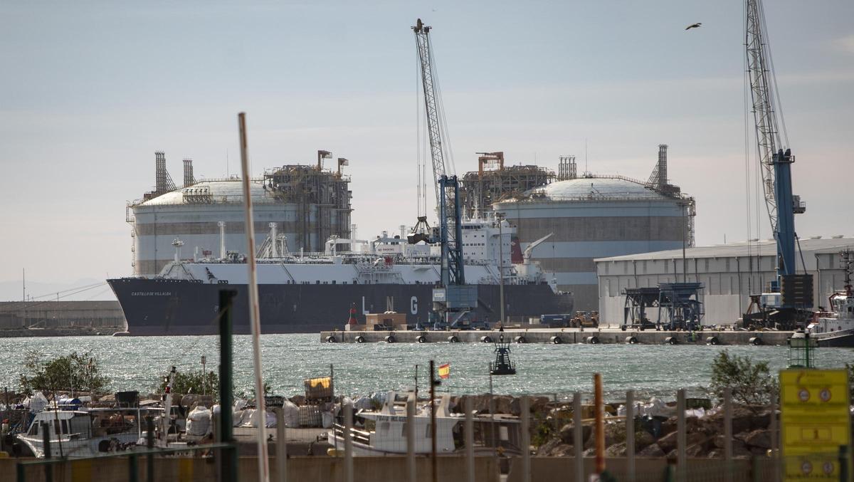 Un buque cisterna descarga gas natural licuado en el puerto de Sagunt.