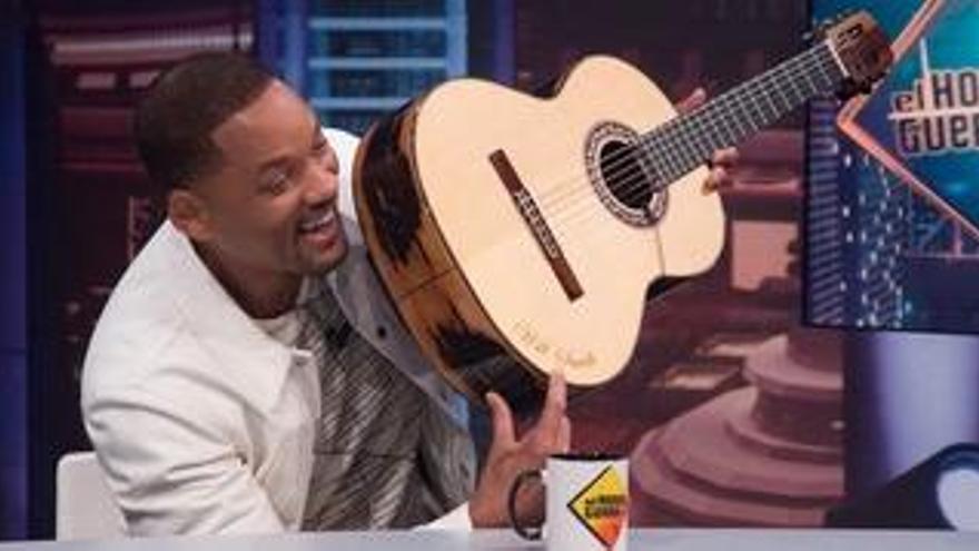 El actor muestra la guitarra Bros que le entregó Pablo Motos