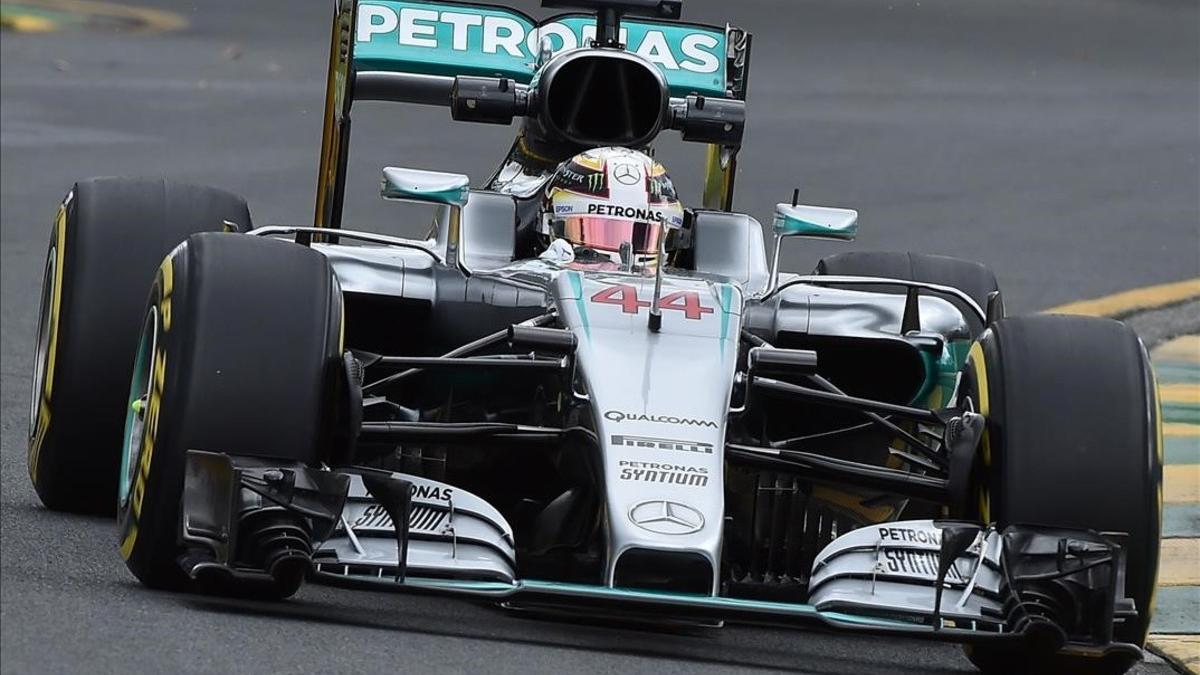 Hamilton, al volante de su Mercedes, en Australia