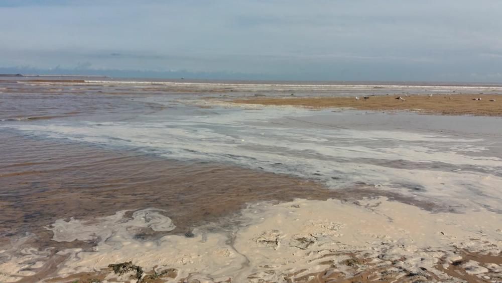 Una mancha marrón obliga a cerrar de nuevo la playa de San Lorenzo