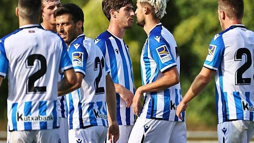 Los jugadores de la Real Sociedad celebran un gol.