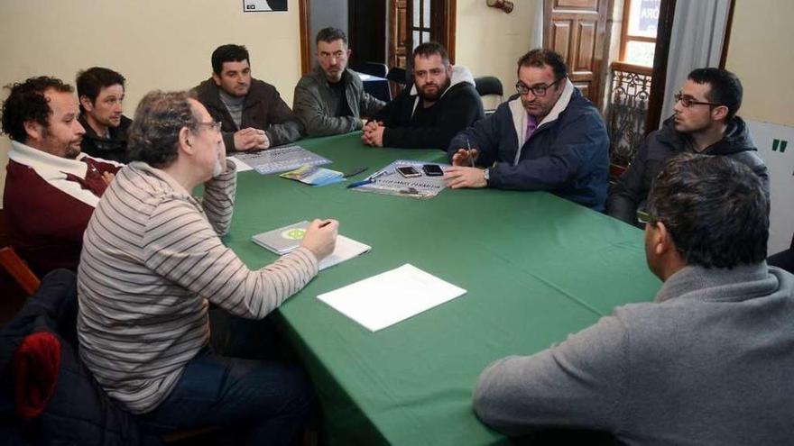 Reunión de diferentes colectivos del mundo del mar y cofradías con la APDR. // Rafa Vázquez