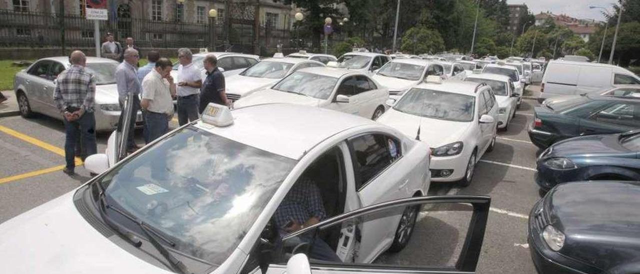 Concentración de taxistas ante la sede de la Xunta en Santiago. // Xoán Álvarez