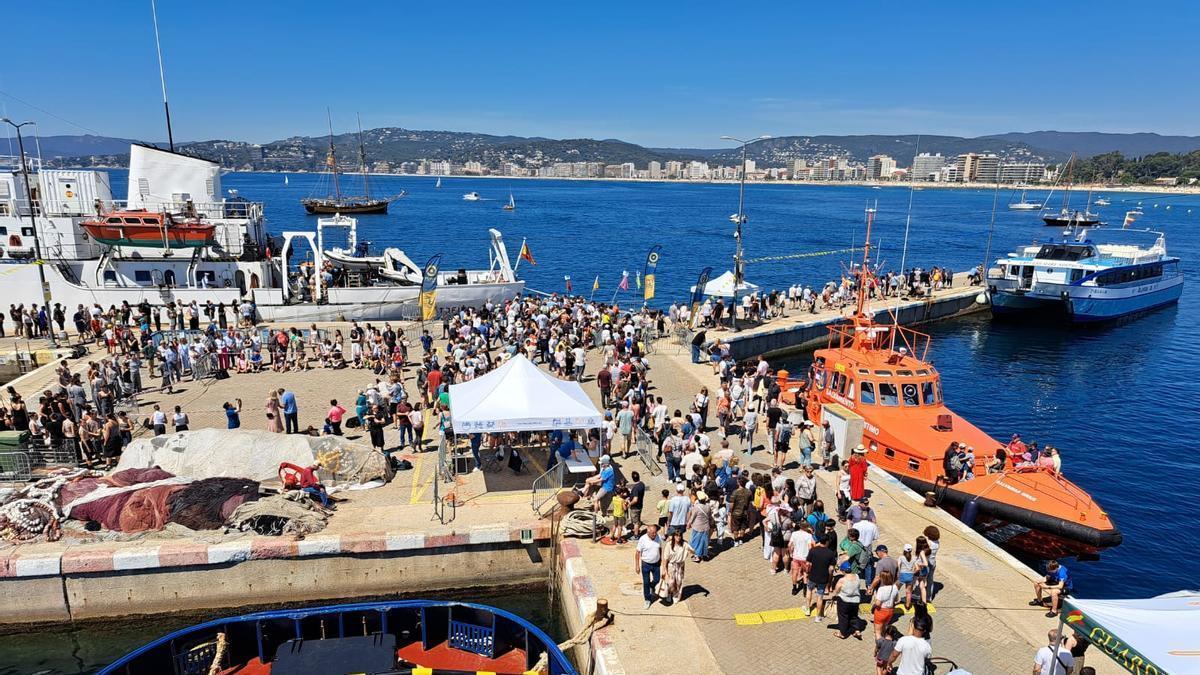 Afluència de gent al port de Palamós al festival marítim.