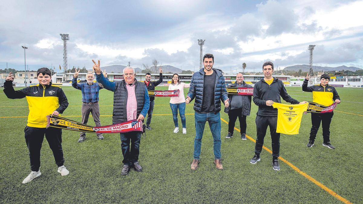 Los representantes de la ilusión de un club y de un pueblo. De izquierda a derecha, el joven hincha y jugador del infantil, Lluís Monroig; el socio número uno del club, Llorenç Meco; el vicepresidente y ‘alma mater’ del ‘Carde’, Gabriel Servera; el capitán del primer equipo, Biel Toni Roig; la regidora d’Esports del Ajuntament de Sant Llorenç des Cardassar, Antònia Bauzà; el presidente, Jaume Soler; el delegado del primer equipo, Pedro Duran; el técnico, Miquel Àngel Tomàs y el futbolista del infantil y aficionado, Marc Monroig.