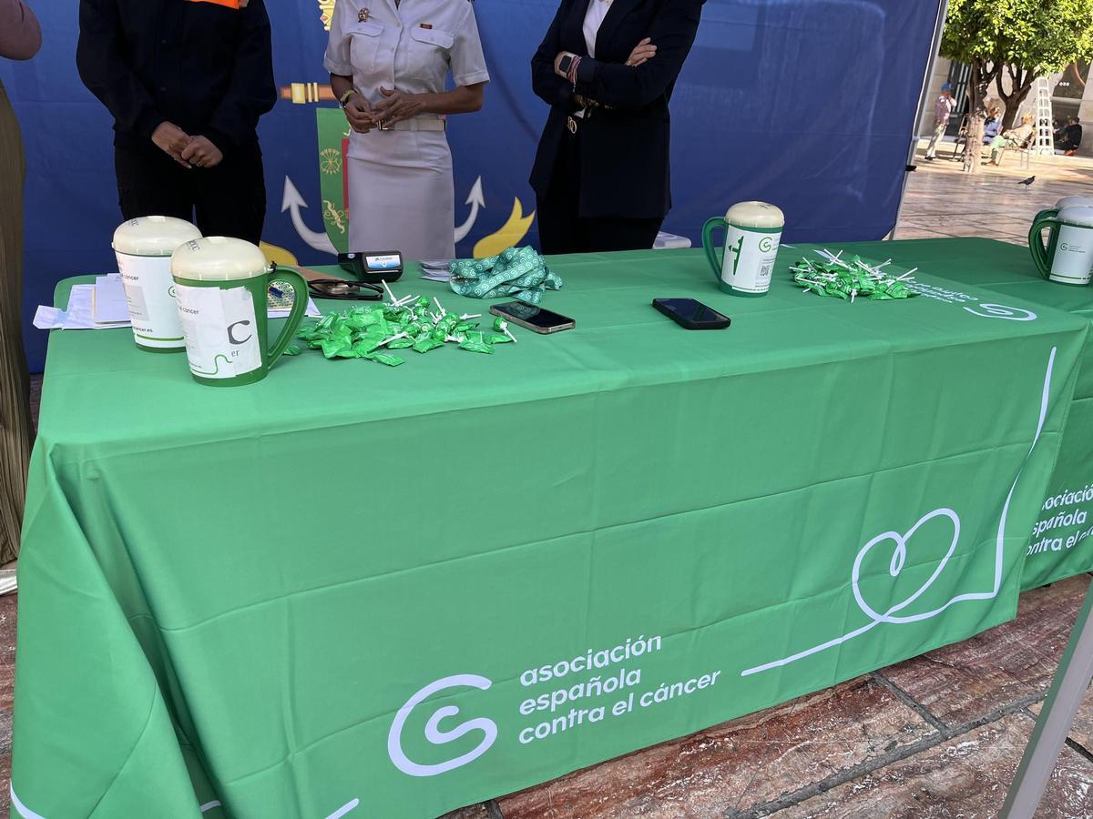 Mesa central ubicada en la Plaza de la Constitución con motivo del Día de la Cuestación