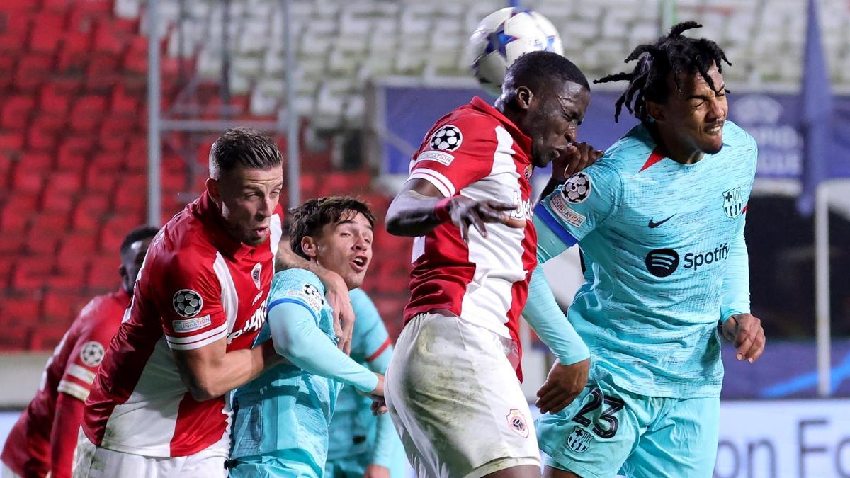 Koundé pelea por un balón aéreo durante el encuentro con el Amberes en la Champions.