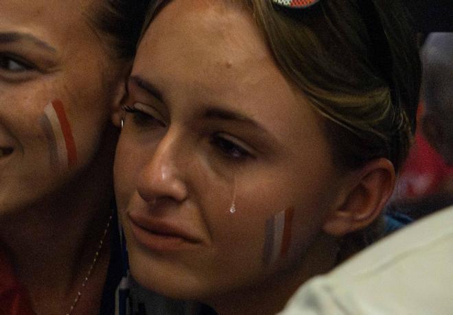 La alegría española y la tristeza francesa: así vivieron sus aficiones el partido decisivo en el centro de Alicante