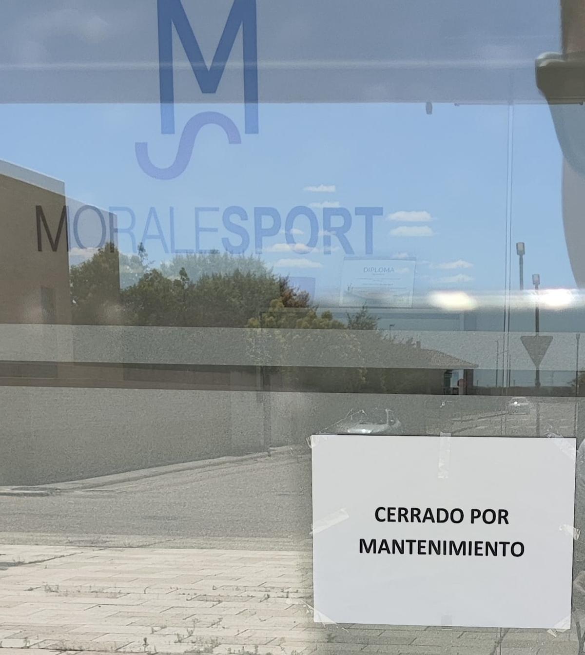 Cartel de cerrado por mantenimiento en el gimnasio de &quot;Morales Sport&quot;